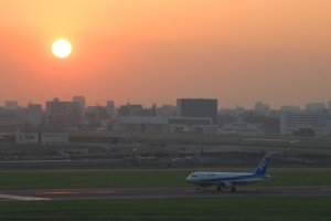 Airport terminal used to illustrate flight deal comparisons